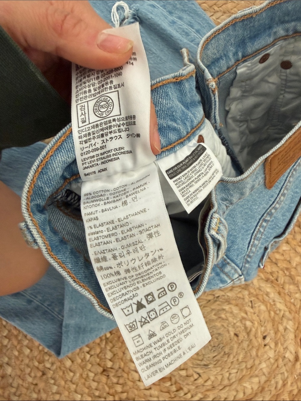 Levi’s Distressed Ribcage Straight Leg - Picture 4 of 6